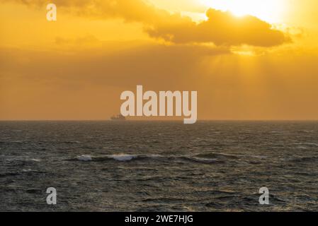 Nachlaufbagger Vox Amalia aus Van Oord, Roedby Sogn, Sonnenuntergang, Ostsee, Puttgarden, Dänemark, Deutschland Stockfoto