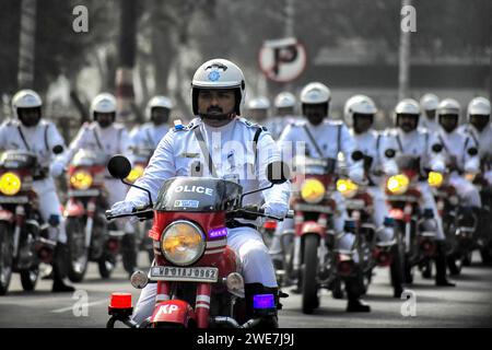 Kalkutta, Indien. Januar 2024. Die Verkehrsminister und Inspektoren der Polizei von Kalkutta sahen ihre Fahrräder während der Final Dress-Probe des Republic Day in einer Warteschlange fahren. Indien feiert den Tag der Republik am 26. Januar jedes Jahres, um dieses Ereignis zu feiern: Indische Armee, zentrale industrielle Sicherheitskräfte, Polizei von Kalkutta, Zivilschutz, Verkehrspolizei von Kalkutta, indische Marine, und das National Cadet Corps nahm an der Final Day Dress Probe in der Red Road in Kalkutta Teil. Quelle: SOPA Images Limited/Alamy Live News Stockfoto