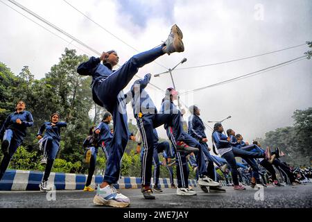 Kalkutta, Indien. Januar 2024. Das junge Frauenteam der Polizei von Kolkata (Sukanya) wurde während der Final Dress-Probe des Republic Day geübt. Indien feiert den Tag der Republik am 26. Januar jedes Jahres, um dieses Ereignis zu feiern: Indische Armee, zentrale industrielle Sicherheitskräfte, Polizei von Kalkutta, Zivilschutz, Verkehrspolizei von Kalkutta, indische Marine, und das National Cadet Corps nahm an der Final Day Dress Probe in der Red Road in Kalkutta Teil. Quelle: SOPA Images Limited/Alamy Live News Stockfoto