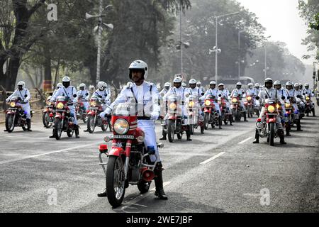 Kalkutta, Indien. Januar 2024. Die Verkehrsinspektoren der Polizei von Kalkutta sahen mit ihren Fahrrädern in einer Warteschlange während der Final Dress Probe des Republic Day. Indien feiert den Tag der Republik am 26. Januar jedes Jahres, um dieses Ereignis zu feiern: Indische Armee, zentrale industrielle Sicherheitskräfte, Polizei von Kalkutta, Zivilschutz, Verkehrspolizei von Kalkutta, indische Marine, und das National Cadet Corps nahm an der Final Day Dress Probe in der Red Road in Kalkutta Teil. Quelle: SOPA Images Limited/Alamy Live News Stockfoto