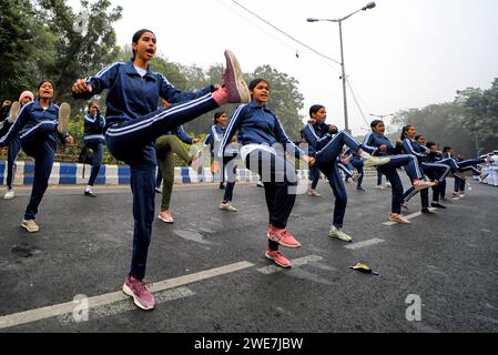 Kalkutta, Indien. Januar 2024. Das Kolkata Police Young Women's Team (Sukanya) sah verschiedene Selbstverteidigungsaktionen während der Final Dress Probe des Republic Day. Indien feiert den Tag der Republik am 26. Januar jedes Jahres, um dieses Ereignis zu feiern: Indische Armee, zentrale industrielle Sicherheitskräfte, Polizei von Kalkutta, Zivilschutz, Verkehrspolizei von Kalkutta, indische Marine, und das National Cadet Corps nahm an der Final Day Dress Probe in der Red Road in Kalkutta Teil. Quelle: SOPA Images Limited/Alamy Live News Stockfoto