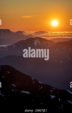 Sonnenuntergang hinter den Bergen, Bergpanorama vom Gipfel von Skala, Loen, Norwegen Stockfoto