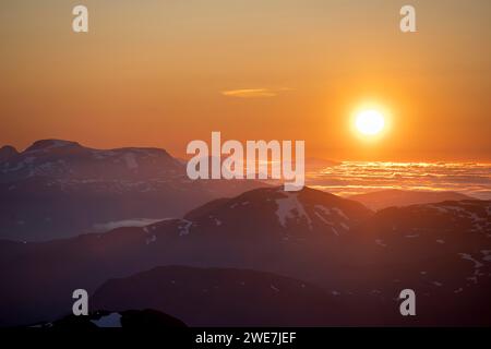 Sonnenuntergang hinter den Bergen, Bergpanorama vom Gipfel von Skala, Loen, Norwegen Stockfoto