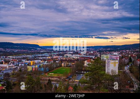 Blick über die Stadt Jena von Heiligenberg mit dicken Regenwolken am Himmel, Jena, Thüringen, Deutschland Stockfoto