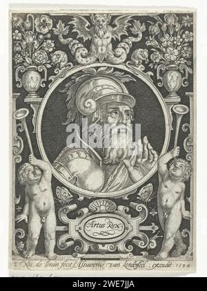 Porträt von König Artus im Medaillon im rechteckigen Rahmen mit Ornamenten, Nicolaes de Bruyn, 1594 Druck Porträt von König Artus mit Helm und Gurtzeug im Medaillon im rechteckigen Rahmen mit Ornamenten wie zwei Kindern, die auf einer Trompete blasen, und Vasen mit Blumen. Niederlande Papierstich Arthur (einer der neun Wertsachen) Stockfoto