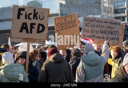 Aufnahmen im Rahmen der Demonstration Haltung zeigen! Gegen die NS-Deportationspläne der AfD auf dem Stuttgarter Schlossplatz, 20. Januar 2024 Stockfoto