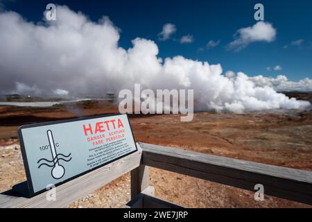 Warnschild, heiße Quelle, Gunnuhver Hochtemperaturgebiet, in der Nähe von Grindavik, Reykjanes Halbinsel, Island Stockfoto