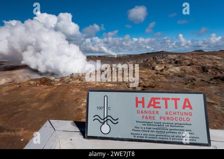 Warnschild, heiße Quelle, Gunnuhver Hochtemperaturgebiet, in der Nähe von Grindavik, Reykjanes Halbinsel, Island Stockfoto