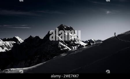 Bergsteiger vor dem Gipfel des Großen Widdersteins im Winter, Baad, Vorarlberg, Österreich Stockfoto