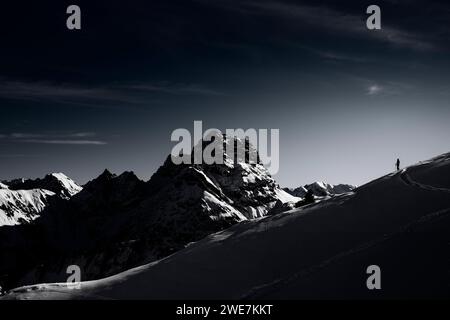 Bergsteiger vor dem Gipfel des Großen Widdersteins im Winter, Baad, Vorarlberg, Österreich Stockfoto