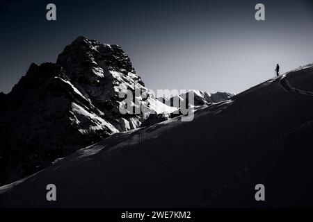 Bergsteiger vor dem Gipfel des Großen Widdersteins im Winter, Baad, Vorarlberg, Österreich Stockfoto