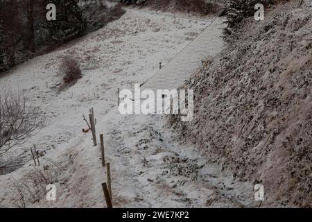 Pfad mit Schnee und Bauerndach im Winter, Zastlertal, Waldmatten, Baden-Württemberg, Deutschland Stockfoto