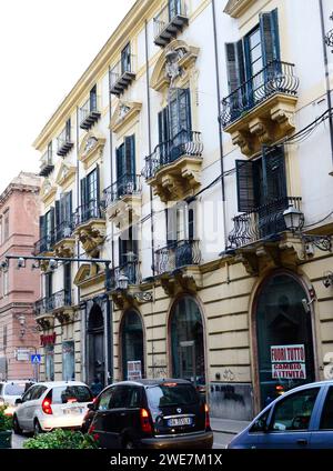 Spaziergang entlang der Via Maqueda in Palermo, Sizilien, Italien. Stockfoto