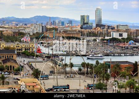 Blick von der Seilbahn auf Wolkenkratzer, abstrakte Skulpturen Onades und Hafen Port Vell, Placa del Carbo, Barcelona, Katalonien, Spanien Stockfoto