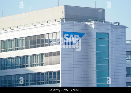 Walldorf, Deutschland. Januar 2024. Ein Schild mit der Aufschrift „SAP“ hängt an einem Gebäude im Hauptsitz des Softwareunternehmens SAP. Die Gruppe gibt ihre Zahlen für das abgelaufene Geschäftsjahr am 24. Januar bekannt. Quelle: Uwe Anspach/dpa/Alamy Live News Stockfoto