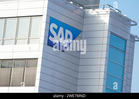 Walldorf, Deutschland. Januar 2024. Ein Schild mit der Aufschrift „SAP“ hängt an einem Gebäude im Hauptsitz des Softwareunternehmens SAP. Die Gruppe gibt ihre Zahlen für das abgelaufene Geschäftsjahr am 24. Januar bekannt. Quelle: Uwe Anspach/dpa/Alamy Live News Stockfoto