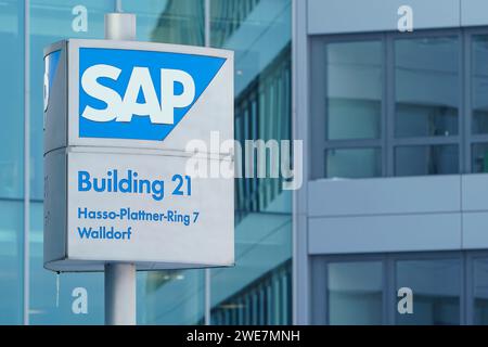 Walldorf, Deutschland. Januar 2024. Ein Schild mit der Aufschrift „SAP“ hängt an einem Gebäude im Hauptsitz des Softwareunternehmens SAP. Die Gruppe gibt ihre Zahlen für das abgelaufene Geschäftsjahr am 24. Januar bekannt. Quelle: Uwe Anspach/dpa/Alamy Live News Stockfoto