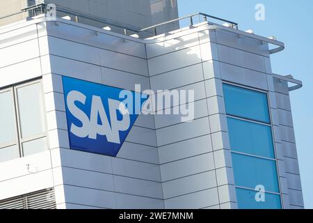 Walldorf, Deutschland. Januar 2024. Ein Schild mit der Aufschrift „SAP“ hängt an einem Gebäude im Hauptsitz des Softwareunternehmens SAP. Die Gruppe gibt ihre Zahlen für das abgelaufene Geschäftsjahr am 24. Januar bekannt. Quelle: Uwe Anspach/dpa/Alamy Live News Stockfoto