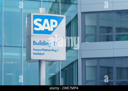 Walldorf, Deutschland. Januar 2024. Ein Schild mit der Aufschrift „SAP“ hängt an einem Gebäude im Hauptsitz des Softwareunternehmens SAP. Die Gruppe gibt ihre Zahlen für das abgelaufene Geschäftsjahr am 24. Januar bekannt. Quelle: Uwe Anspach/dpa/Alamy Live News Stockfoto