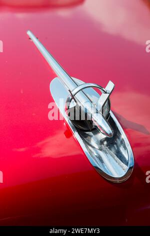 Ein glänzender Kühlergrill aus Chrom auf der Motorhaube eines roten Oldtimers, Detail Buick Eight, Ilsede, Peine, Niedersachsen, Deutschland Stockfoto