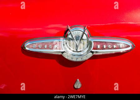 Nahaufnahme des verchromten Buick-Emblems auf der roten Motorhaube eines Autos, Oldtimer, Buick Eight, Ilsede, Peine District, Niedersachsen, Deutschland Stockfoto