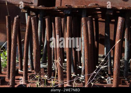 Rostige, alte Metallrohre werden nicht mehr verwendet und nur in den Elementen rosten. Stockfoto