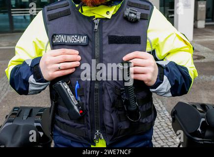 Ein Angestellter der Fahrradschwadron des Ordnungsamtes trägt eine Schutzweste, Berlin, 22.01.2024 Stockfoto