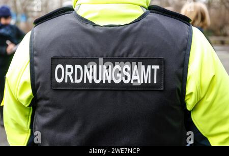 Ein Angestellter der Fahrradschwadron des Ordnungsamtes trägt eine Schutzweste, Berlin, 22.01.2024 Stockfoto