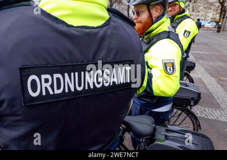Mitarbeiter des Fahrradgeschwaders der öffentlichen Ordnung mit ihren Fahrrädern und Schutzkleidung. Die Fahrradschwadron des Ordnungsamtes in Stockfoto