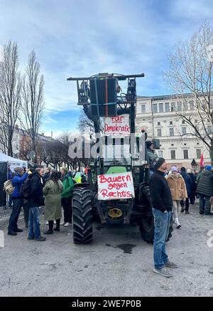 Traktor bei der Demonstration gegen Rechtsextremismus in der Ludwigsstraße in München, Protest gegen die AFD, München, Bayern, Deutschland Stockfoto