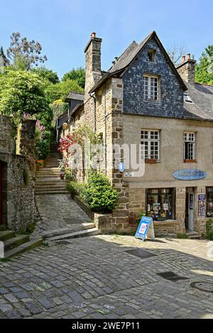 Straßen und Gassen der Altstadt, Dinan, Cotes d'Armor, Bretagne, Frankreich Stockfoto