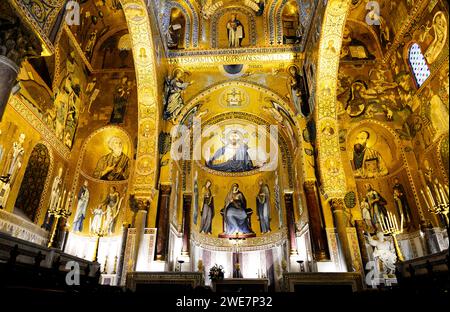 Inneres der Palatinkapelle (Cappella Palatina) im Königspalast in Palermo, Sizilien. Stockfoto