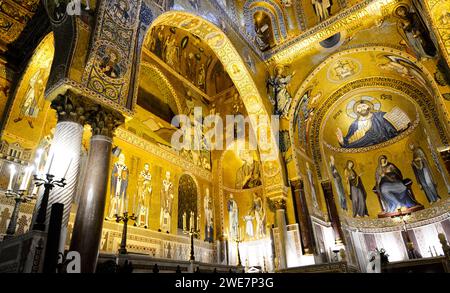 Inneres der Palatinkapelle (Cappella Palatina) im Königspalast in Palermo, Sizilien. Stockfoto