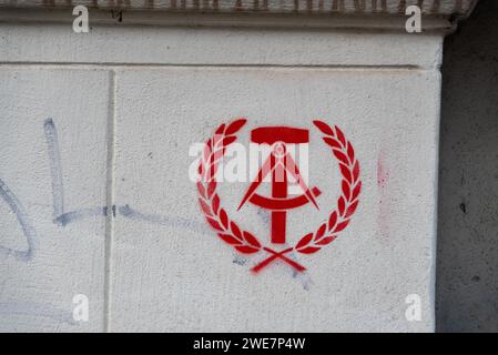 Staatswappen der DDR als Graffiti, Hammer, Kompass, Spitzenkranz, Deutschland Stockfoto