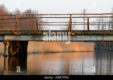 Baufällige Infrastruktur an der Trebel, alte baufällige Brücke über die Trebel, Naturpark Flusslandschaft Peenetal Stockfoto