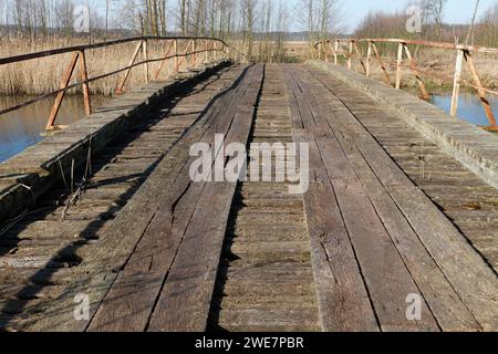 Baufällige Infrastruktur an der Trebel, alte baufällige Brücke über die Trebel, Naturpark Flusslandschaft Peenetal Stockfoto