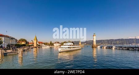 Hafen mit Hotel Bayerischer Hof, man Tower, Ausflugsdampfer und Leuchtturm, Insel Lindau, Lindau, Bodensee, Bayern, Deutschland Stockfoto