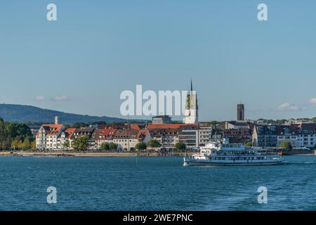 Stadtbild, Seepromenade, Passagierschiff, Kirchturm, St.. Nikolaikirche, Friedrichshafen am Bodensee, Baden-Württemberg, Deutschland Stockfoto