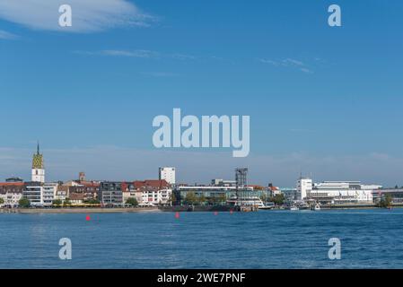 Stadtbild, Zeppelin Museum, Seepromenade, Aussichtsturm Moleturm, Kirchturm, St. Nikolaikirche Friedrichshafen am Bodensee Stockfoto