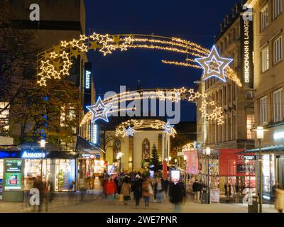 Sternschnuppen über der Fußgängerzone, Weihnachtslichter, Lichtwochen, Blaue Stunde, Essen, Ruhrgebiet, Nordrhein-Westfalen, Deutschland Stockfoto