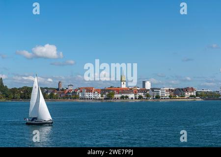 Stadtbild, Seepromenade, Segelboot, Kirchturm, St.. Nikolaikirche, Friedrichshafen am Bodensee, Baden-Württemberg, Deutschland Stockfoto