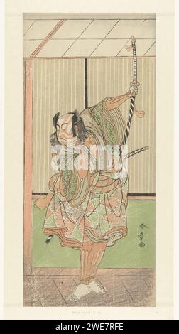 Schauspieler Ichikawa Yaozo mit langem Schwert, Katsukawa shunsho, 1771 Printdarsteller Ichikawa Yaozo, in Kleidung mit Fächermuster, langes Schwert in der linken Hand, stehend vor dem Tatami-Raum, auf Holzveranda, unter einem Unterstand. Japan Papierfarbe Holzschnitt Porträt des Schauspielers, Schauspielerin. Hacker- und Schubwaffen: Schwert. Loggia, Veranda, Veranda Stockfoto