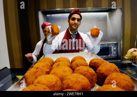 Bar Touring serviert sizilianische Snacks und Süßigkeiten. Palermo, Sizilien, Italien. Stockfoto