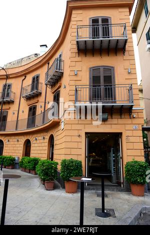 Bar Touring serviert sizilianische Snacks und Süßigkeiten. Palermo, Sizilien, Italien. Stockfoto