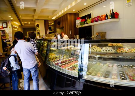 Bar Touring serviert sizilianische Snacks und Süßigkeiten. Palermo, Sizilien, Italien. Stockfoto