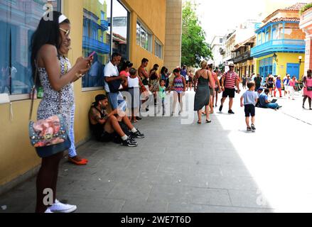 Leute, die wlan-Signal auf Handys im alten Havanna, Kuba, empfangen. Stockfoto