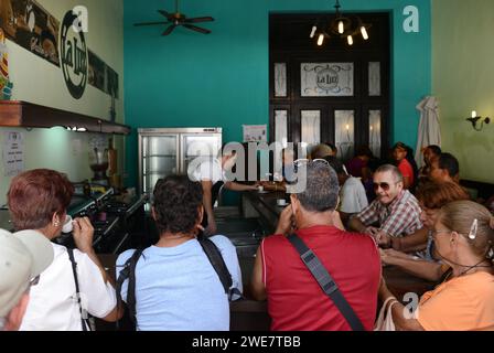 Einheimische trinken eine Tasse kubanischen Kaffee in der Cafeteria La Luz in der Altstadt von Havanna, Kuba. Stockfoto