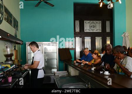 Einheimische trinken eine Tasse kubanischen Kaffee in der Cafeteria La Luz in der Altstadt von Havanna, Kuba. Stockfoto