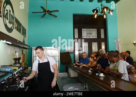 Einheimische trinken eine Tasse kubanischen Kaffee in der Cafeteria La Luz in der Altstadt von Havanna, Kuba. Stockfoto