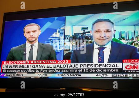 Merida Mexiko, Kabel-tv Bildschirm Monitor, CNN Espanol Live, Argentinien Präsidentschaftswahlen 2023 Nachrichten Korrespondent Moderator diskutieren Präsident elec Stockfoto